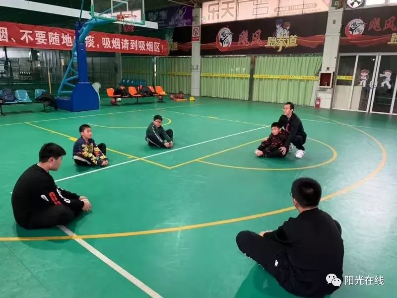 如何根据个人体能调整篮球对抗训练强度_2